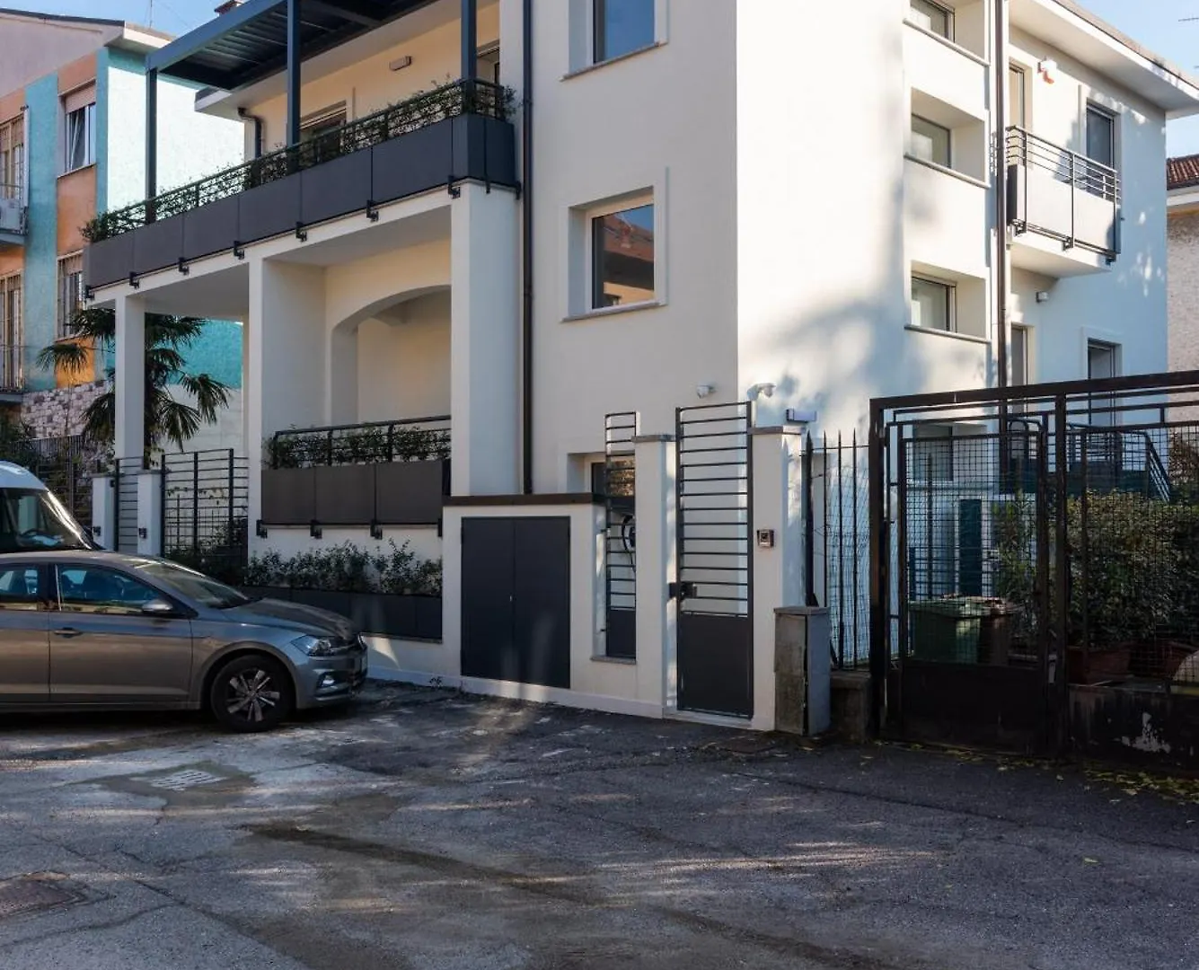 White House Villa Con Posti Auto Milano 0*,